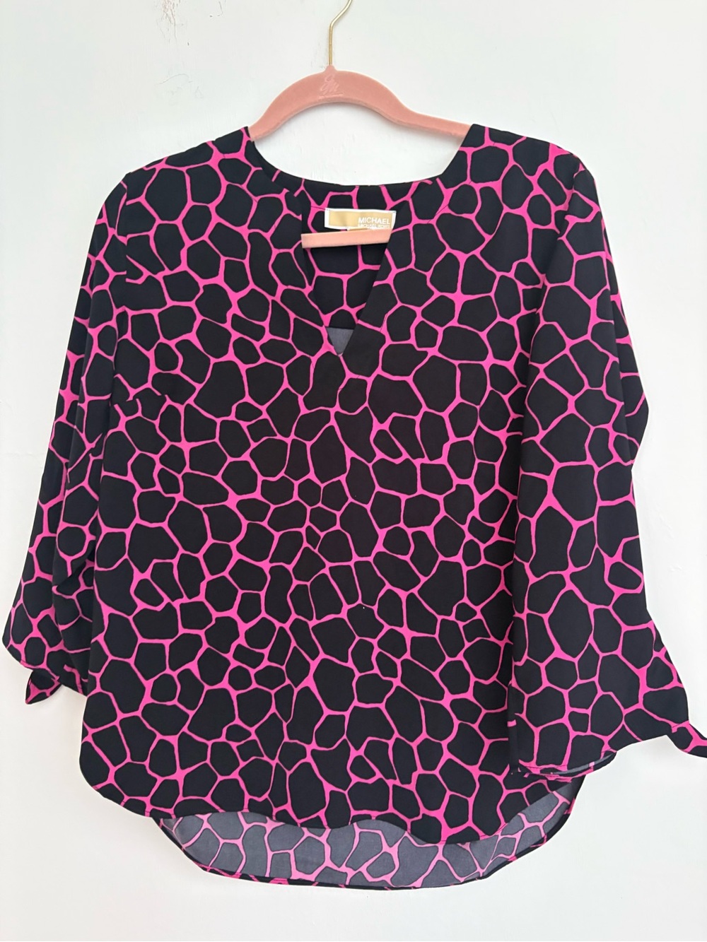 169. Michael Kors Black & Hot Pink Geometric Print Blouse ptp21”L25front27back